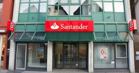 Wakacje kredytowe. Rzecznik Finansowy pozywa Santander