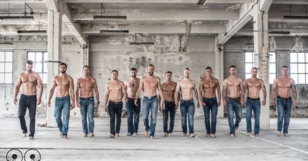 Crossfitterzy pozują nago, żeby... walczyć z rakiem piersi (ZDJĘCIA)