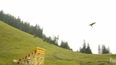 Kaskaderski skok do basenu świetną reklamą Microsoftu 1