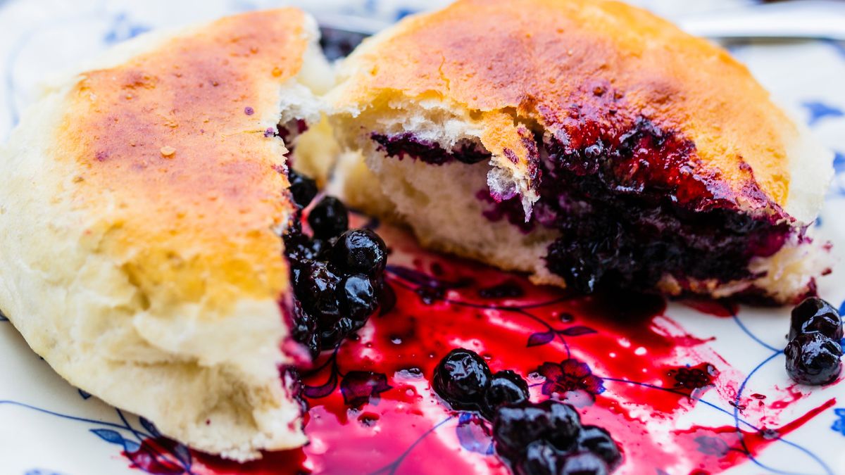 Scones z jagodami to szybki sposób na sezonowe bułeczki