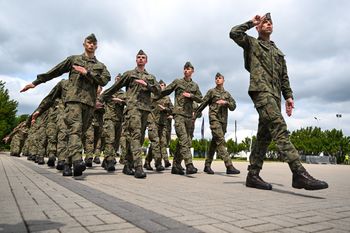 Sznurem za mundurem. Ponad 100 ochotników z Podkarpacia rozpoczęło szkolenie wojskowe. Zobacz zdjęcia
