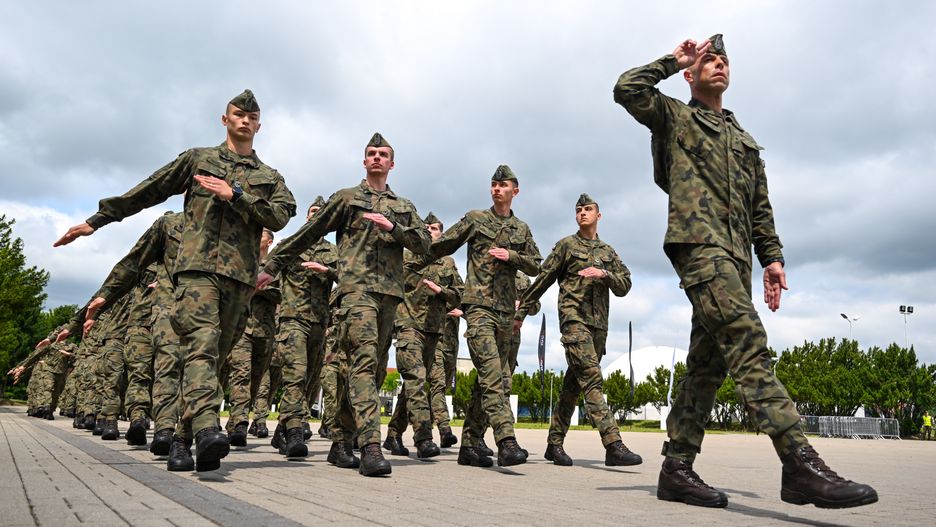 Dęblin, 13.06.2025. Uroczystość z okazji 100-lecia Lotniczej Akademii Wojskowej, 13 bm. na placu przed pomnikiem Bohaterskim Lotnikom Dęblińskiej Szkoły Orląt w Dęblinie. (jm) PAP/Wojtek Jargiło