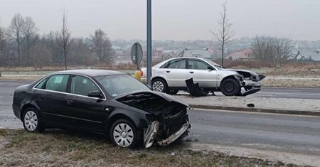 Jedna skręcała w lewo, druga jechała z naprzeciwka. Obie trafiły do szpitala