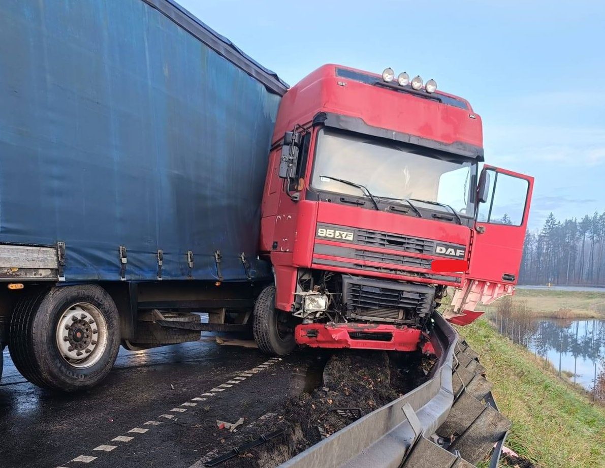 Braniewo: Ciężarówka uderzyła w bariery ochronne na węźle drogowym