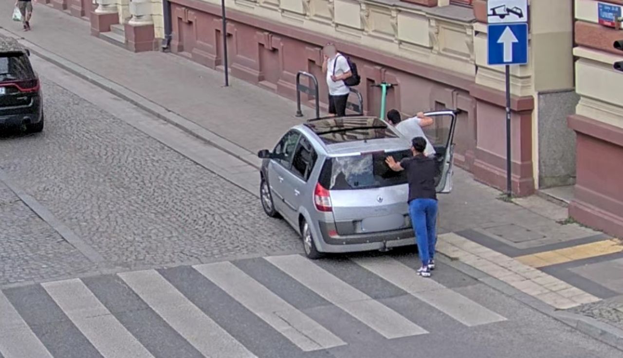 Przepchnęli auto. Nagle przyjechały służby. "Sprawa trafiła do sądu"