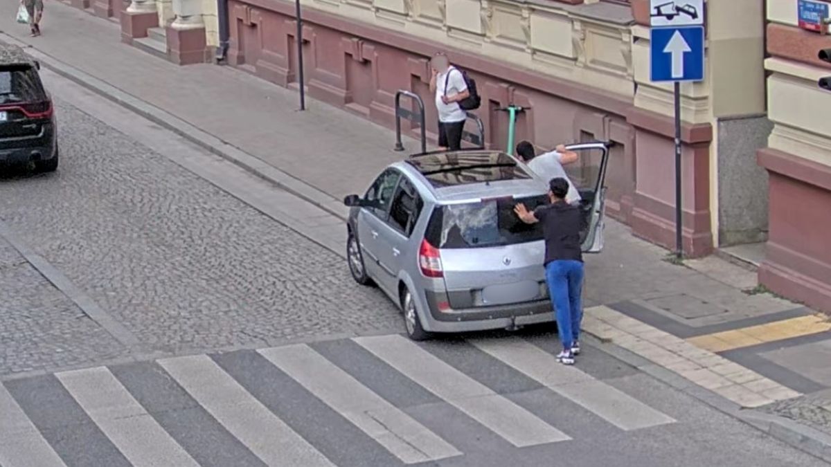 Przepchnęli auto. Zaskakujący finał.