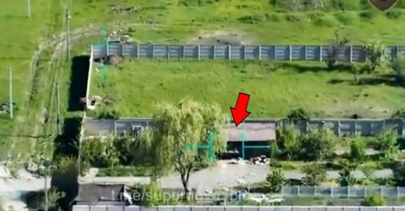 Rapira T-12 w akcji. Rosjanie ukryli się pod daszkiem, myśleli, że ich nie widać