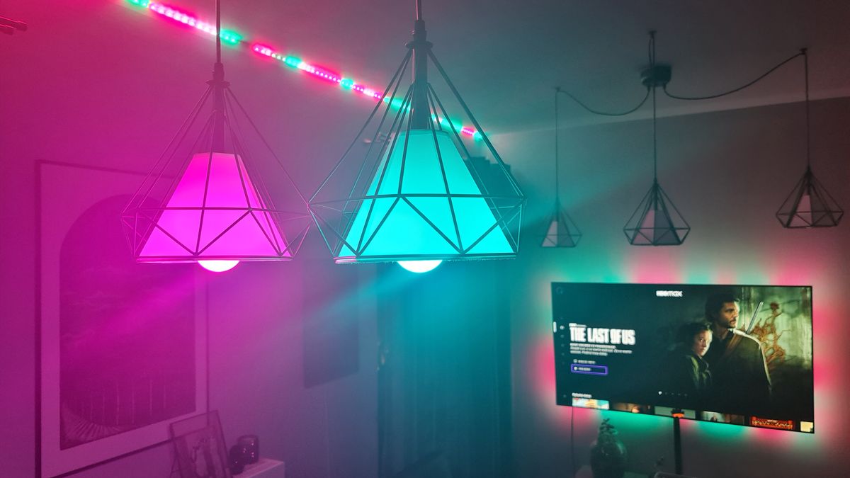 Z żarówkami i taśmami LED od Tapo można "pomalować" mieszkanie światłem