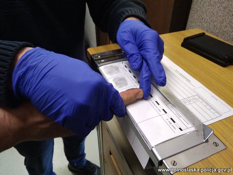 zatrzymanie odcisk palca policja 