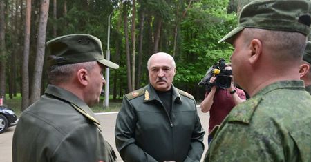 Łukaszenka straszy szykowaniem się do wojny. "Kupa złomu"