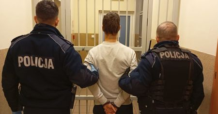 Zaatakował ją po wyjściu z pociągu. Zatrzymali go policjanci