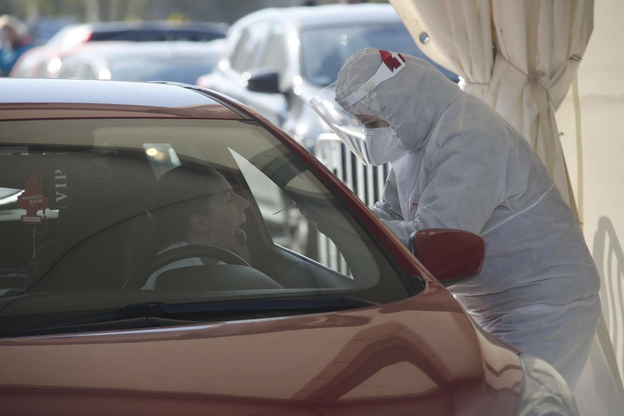 Kto musi iść na kwarantannę? Niedawno zasady się zmieniły. "Nie możemy zamykać wszystkich"