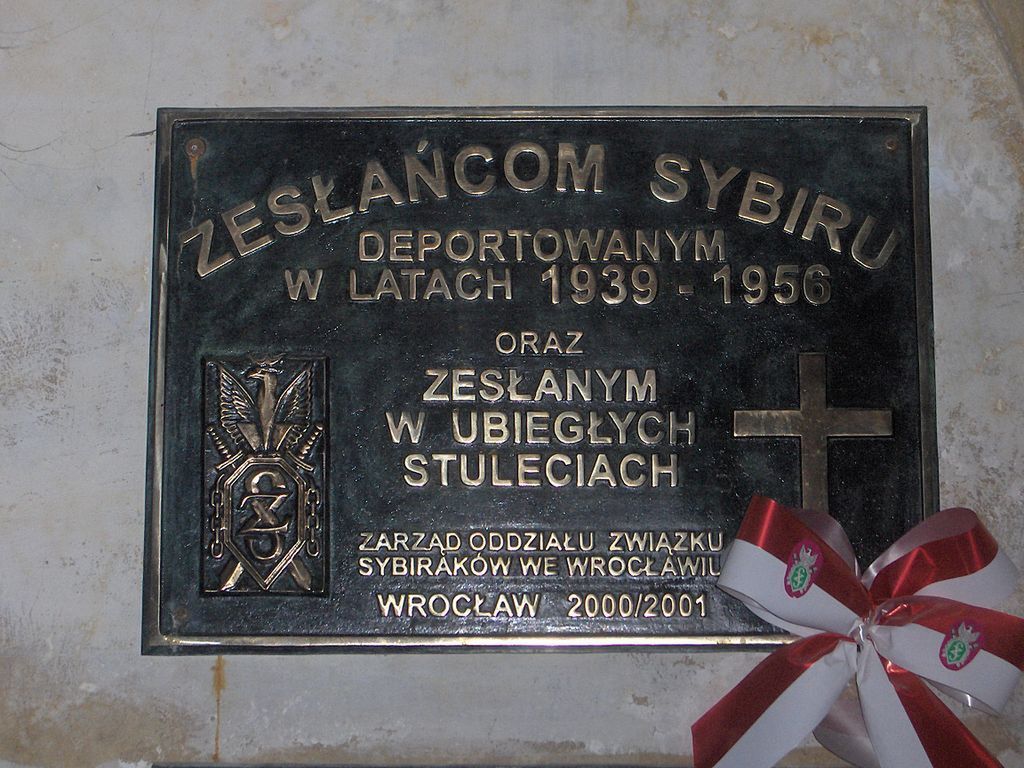 Tablica poświęcona Zesłańcom Sybiru we wrocławskiej bazylice św. Elżbiety (Poznaniak1975/CC BY 3.0).