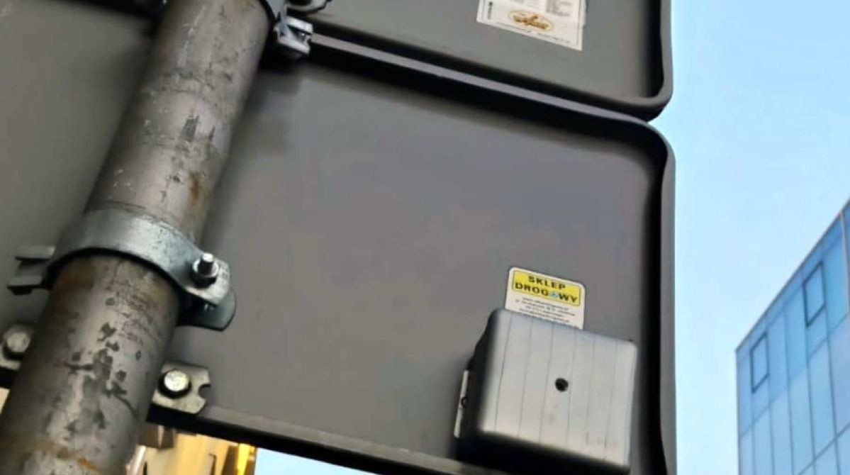 Warszawa: Tajemnicza kamera na znaku drogowym. Policja bada sprawę