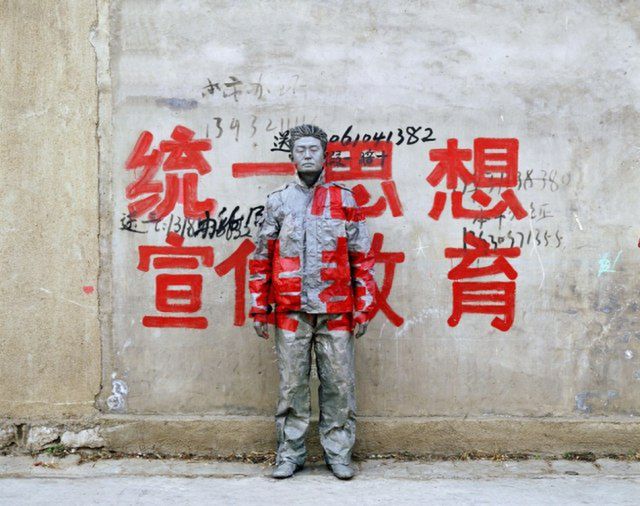 Liu Bolin - niewidzialny Chińczyk 6