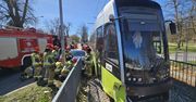 Groźny wypadek w Gorzowie. Kierująca hyundaiem wjechała pod tramwaj