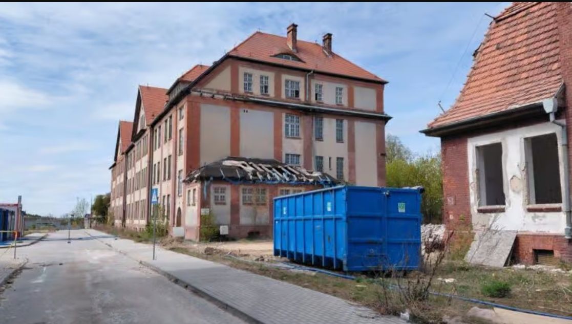 Obecnie trwają prace rozbiórkowe. 