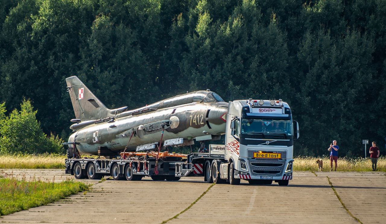 Transport samolotu Su-22 nr 7412 do hangaru w Pile