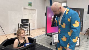 Sandomierz: Widowiskowe bicie rekordu świata. 9-latka spędziła w lodowatej wodzie ponad 35 minut