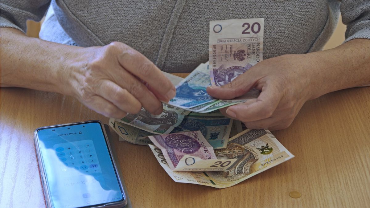 Stock Marek Bazak
Fot. Zofia i Marek Bazak/East News
N/z liczenie domowego budzetu - problemy finansowe w roku 2023.
ZOFIA BAZAK