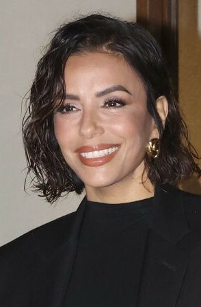 Eva Longoria przykuwa spojrzenia w prześwitującej spódnicy