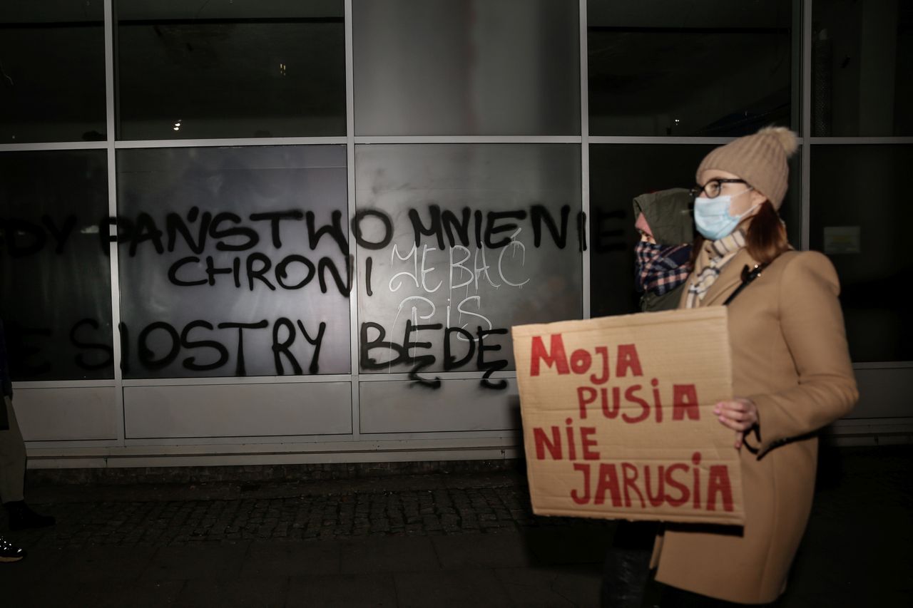 Strajk kobiet. "Moja pusia, nie Jarusia" - głos napis na transparencie