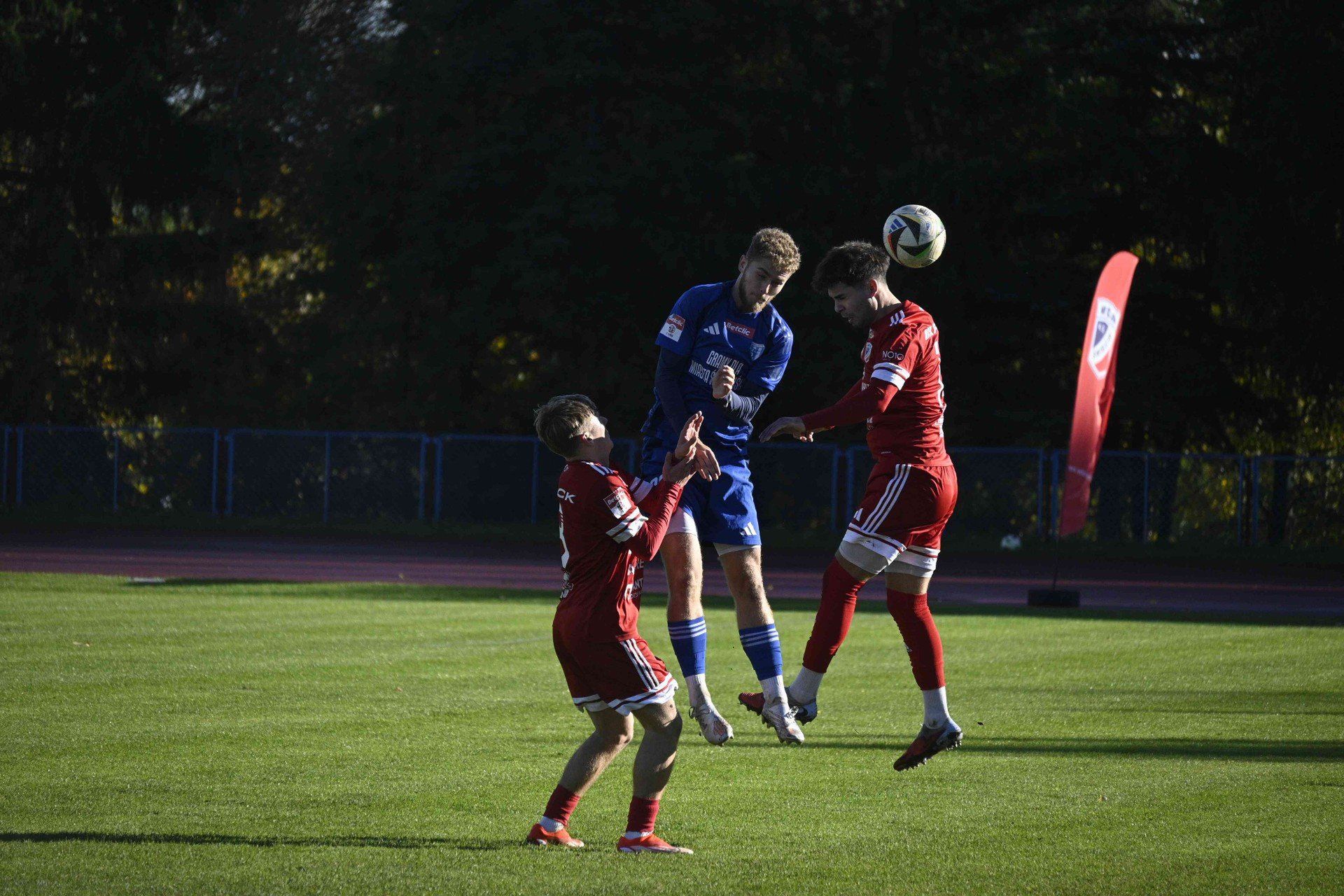 W meczu 13. kolejki Betclic 3. Ligi piłkarze Wdy Świecie (czerwone stroje) wygrali 2:1 z Flotą Świnoujście