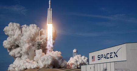 SpaceX na czele w wyścigu o Złotą Kopułę dla USA. Wyślą na orbitę tysiące satelitów