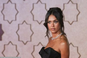 Jessica Alba w spektakularnym projekcie. Jej suknia to nowoczesna elegancja