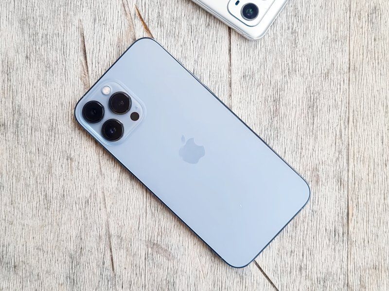 iPhone'owi 13 Pro Max nie wystarczy nawet 1,5 godziny