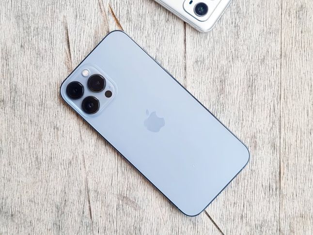 iPhone'owi 13 Pro Max nie wystarczy nawet 1,5 godziny