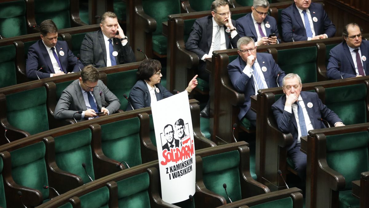 banery
Tomasz Gzell
10 10., afera gruntowa, baner, banery, kami�ski, plakat, podobizna, podobizny, politycy PiS, polityk, polityka, posiedzenie, sala obrad, sala plenarna, sejm, sejmu, transparent, transparenty, w�sik, wizerunek, X kadencja, X kadencji, z wizerunkiem