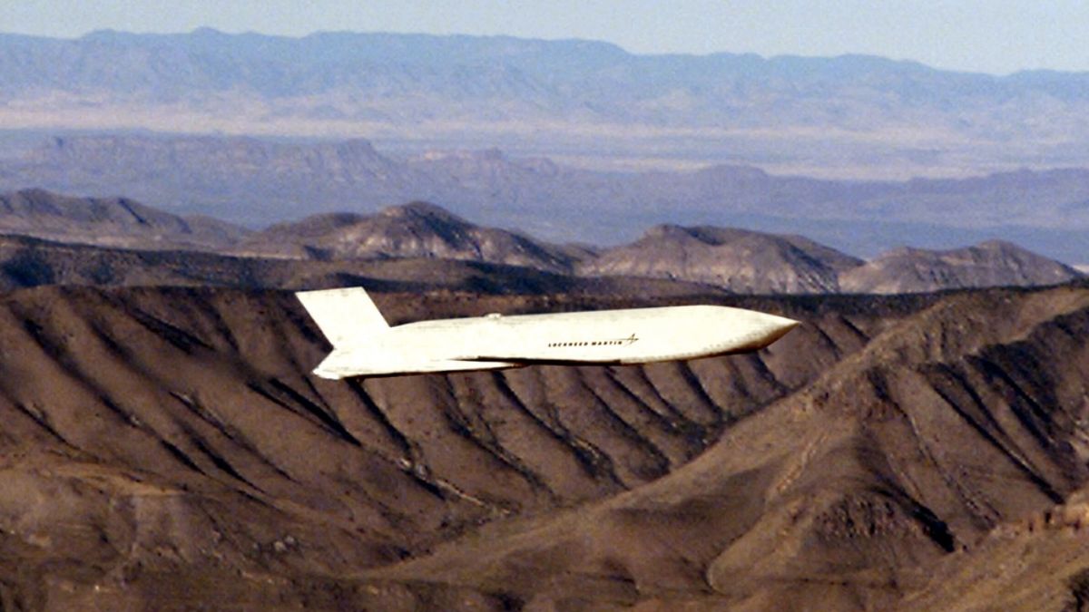 AGM-158 Joint Air-to-Surface Standoff Missile (JASSM) w locie