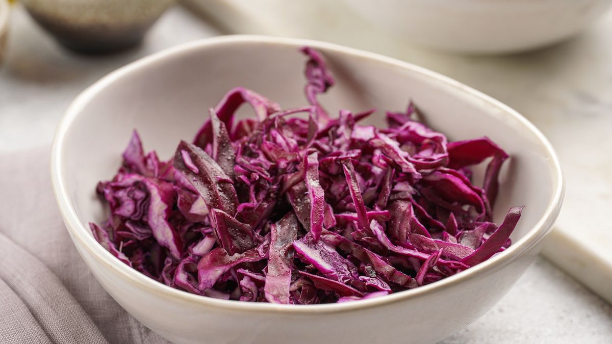 Surówka z czerwonej kapusty, której nie musisz parzyć. Prosta i wyjątkowo pyszna