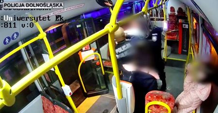 Jelenia Góra. Burza po interwencji ws. hulajnogi w autobusie. Policja pokazuje nagranie