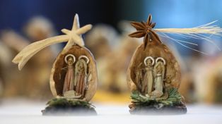 Żarnowica Mała: Szopki świąteczne w orzechowej skorupce powstają w pracowni rękodzieła pod Piotrkowem. Zachwycają kolekcjonerów w Polsce i za granicą