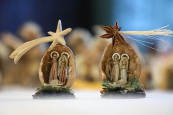 Żarnowica Mała: Szopki świąteczne w orzechowej skorupce powstają w pracowni rękodzieła pod Piotrkowem. Zachwycają kolekcjonerów w Polsce i za granicą