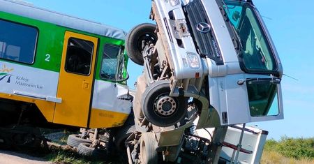 Zderzenie szynobusa z ciężarówką na Mazowszu. Ponad 20 poszkodowanych