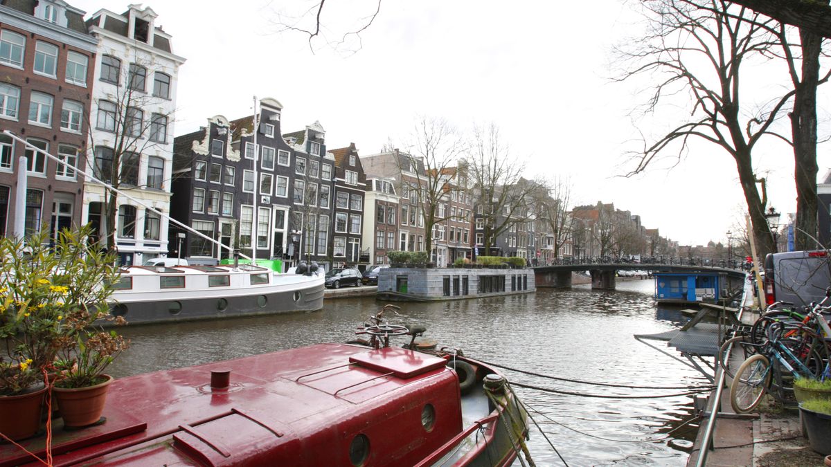 A general view of the boat houses and traditional bungalows at the Prinsengracht canal on March 17, 2020 in Amsterdam,Netherlands. Dutch government ordered the closing of all schools, bars, restaurants, sex clubs measures to combat the spread of coronavirus. (Photo by Paulo Amorim/NurPhoto via Getty Images)