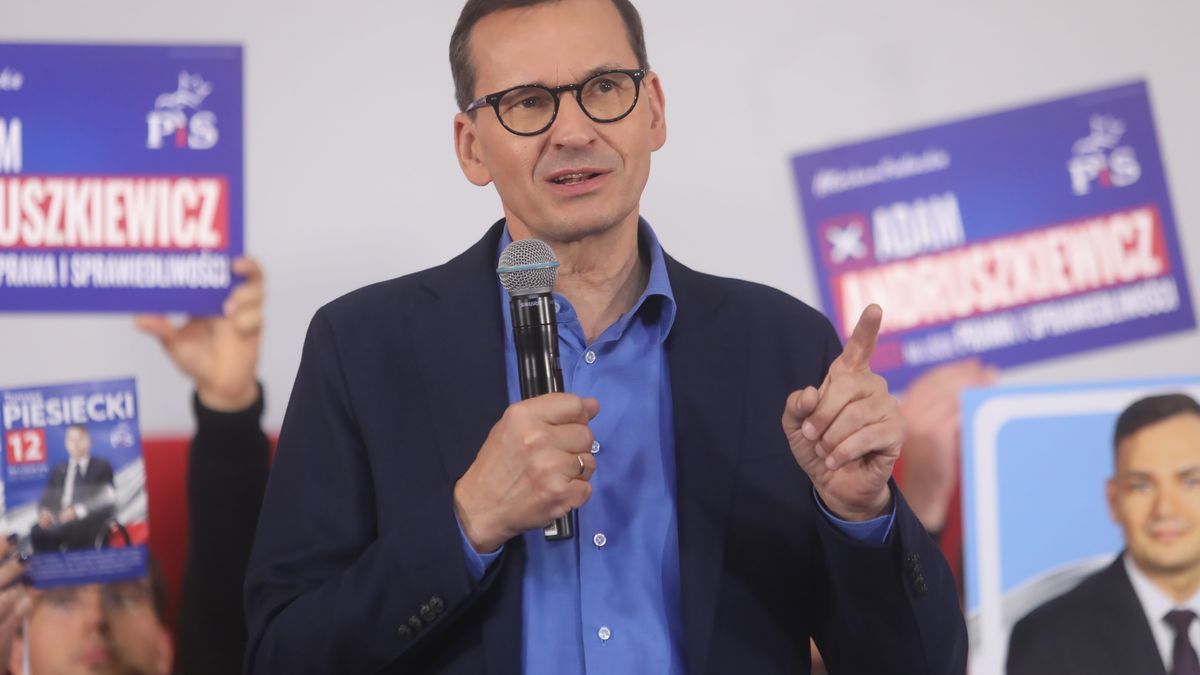 Łomża, 04.10.2023. Kampania wyborcza do parlamentu 2023. Premier Mateusz Morawiecki podczas spotkania z mieszkańcami w Łomży, 4 bm. (sko) PAP/Artur Reszko