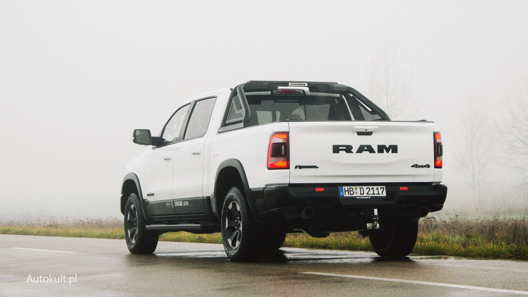 Ram 1500 mierzy blisko 6 metrów długości, a to klasa pojazdów dostawczych. Jeśli nie masz doświadczenia z tą kategorią, amerykański pickup może na początku stwarzać problemy.