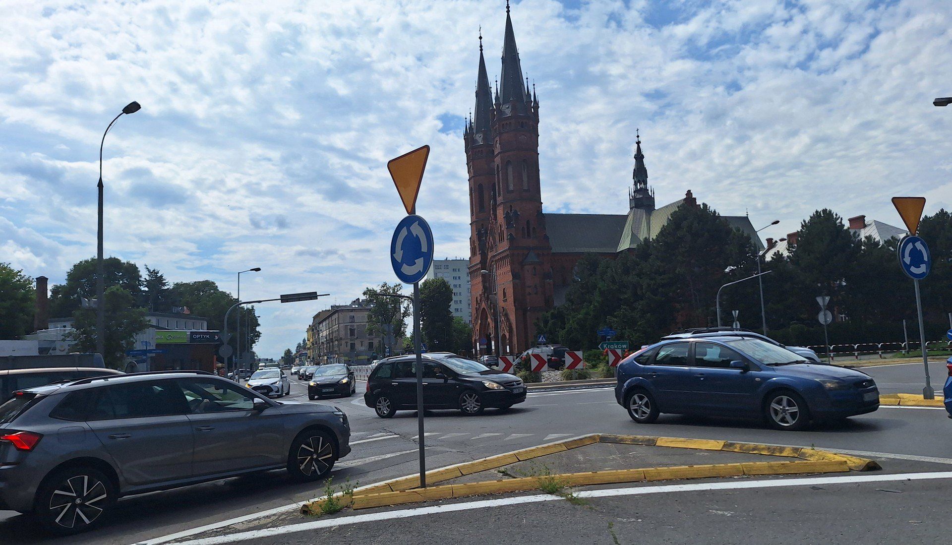 Na skrzyżowaniu ulic Krakowskiej, Narutowicza i Sikorskiego funkcjonuje obecnie rondo tymczasowe. W jego miejscu powstać ma nowy układ komunikacyjny, który usprawnić ma ruch w centrum Tarnowa
