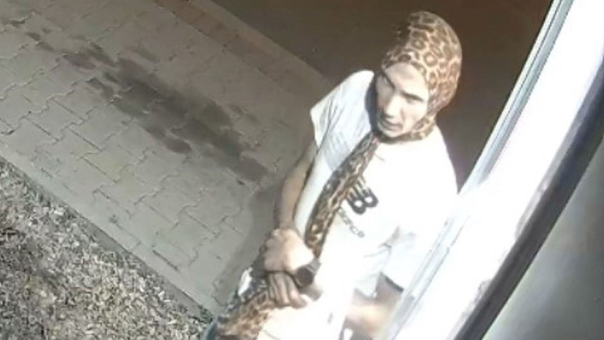 Założył to na głowę. Następnie dokonał kradzieży. Szuka go policja. 