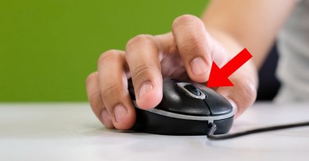 Wystarczy kliknąć. Ten przycisk jest w prawie każdej myszce
