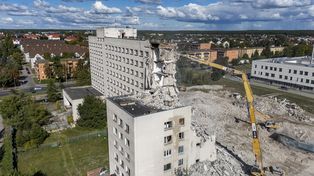 Buldożery zjadają byłą komendę Policji. Rozbiórka przy Bydgoskiej ruszyła na nowo