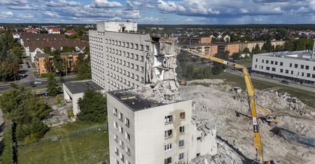 Buldożery zjadają byłą komendę Policji. Rozbiórka przy Bydgoskiej ruszyła na nowo