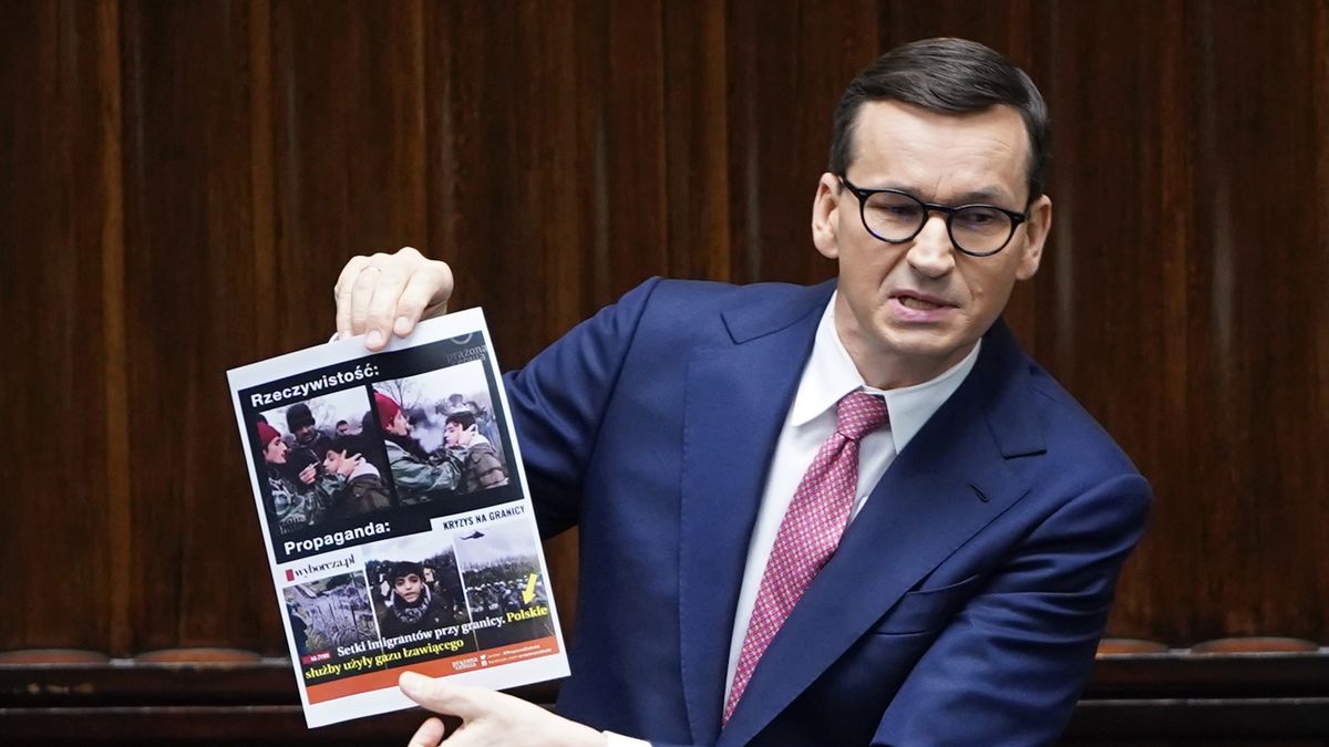 Zdjęcie dnia: Premier Morawiecki tłumaczy "fake newsa" podczas posiedzenia Sejmu 1