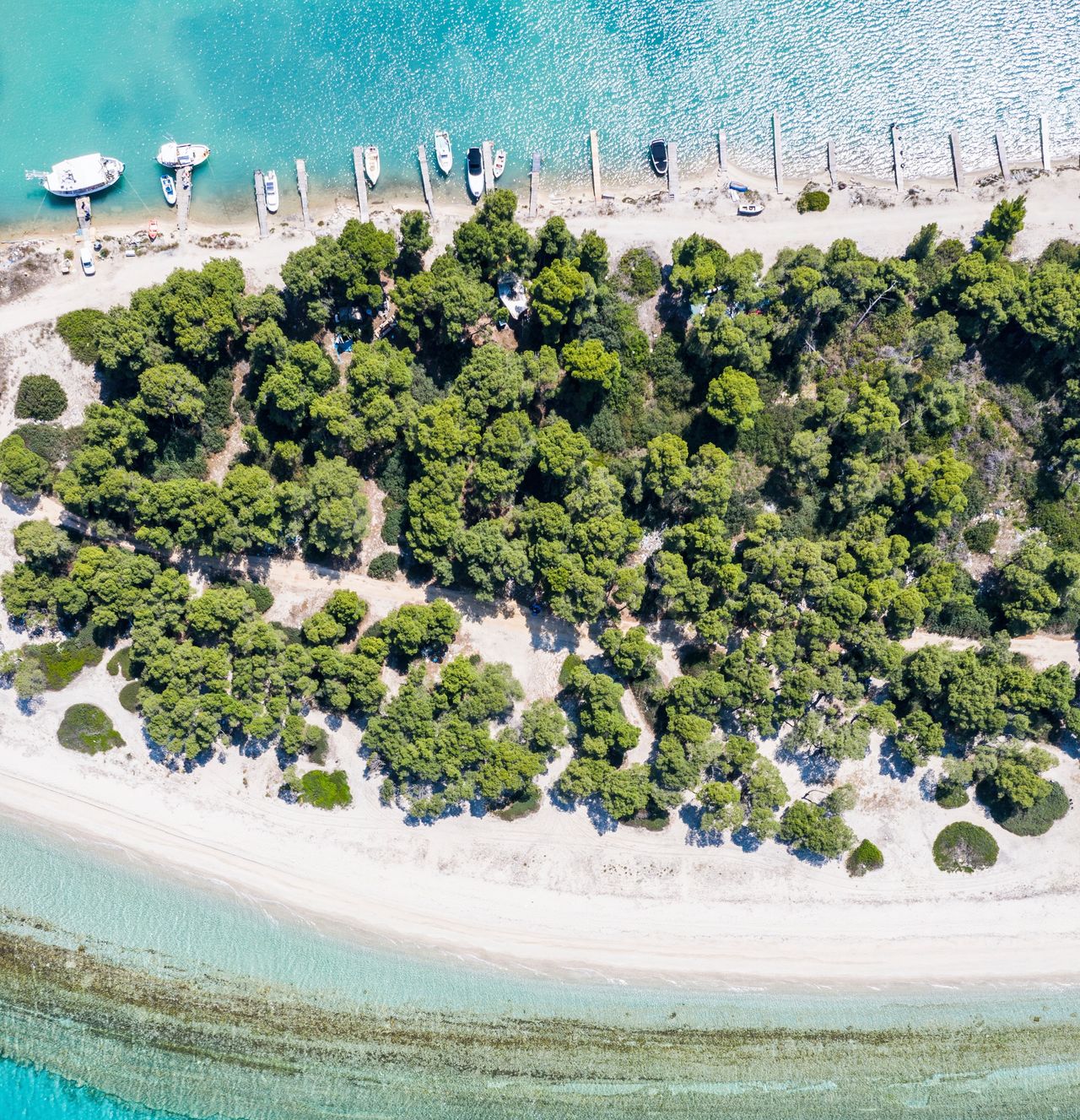 There's plenty of shade on Port Glarokavos beach.