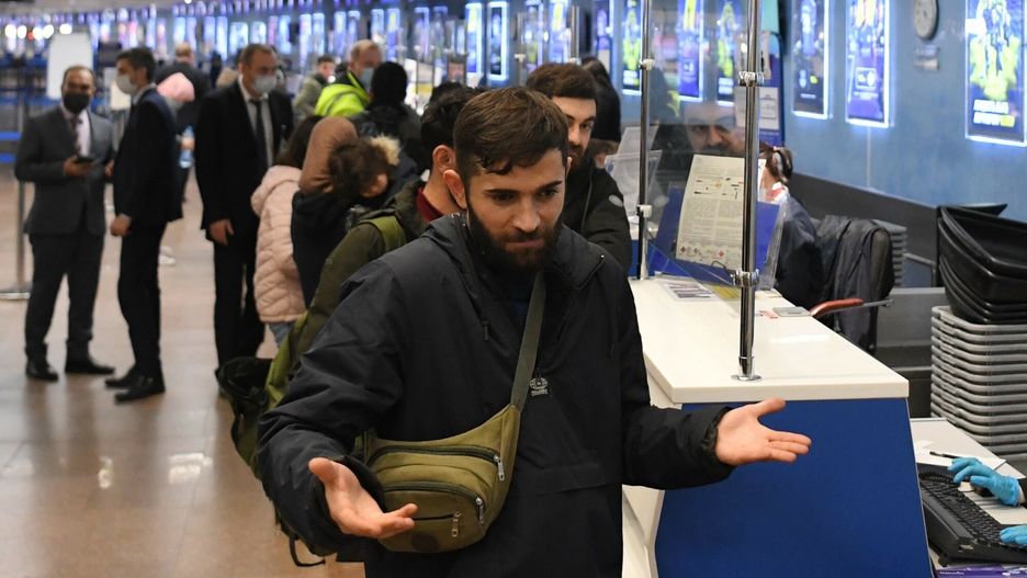 Uchod?cy na lotnisku w Mi?sku6704640 25.11.2021 Iraqi migrants wait for their flight operated by the Iraqi Airways to return to their homeland at??the airport of Minsk, Belarus. Thousands of migrants have amassed along the border between Belarus and Poland in an attempt to force their way into the EU. Poland blamed the migration crisis on Minsk, which consistently denies the allegation, maintaining that it is unable to curb the crisis due to Western sanctions. Pavel Bednyakov / SputnikPavel Bednyakov