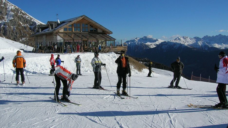 Jak wyjaśnia spółka w komunikacie chodzi o wycieczki, które będą realizowane w okresie listopad 2025 r. - marzec 2026 r.).